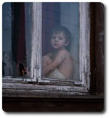 niño detrás de una ventana