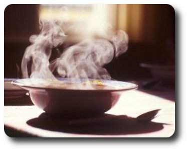 un plato de sopa caliente