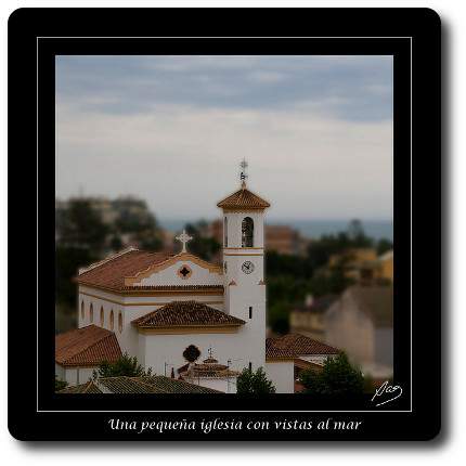 una peque&ntilde;a iglesia de aquel pueblo verde con vistas al mar