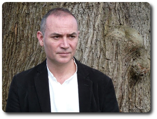 El escritor y  poeta Xuan Bello