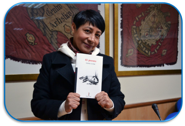 Lorena Avelar en la presentación de su poema rio el puente