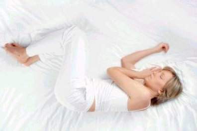 la cabeza pesa sobre la almohada