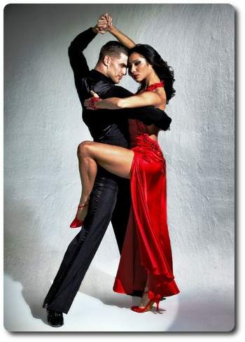 bailando con una bella morena 