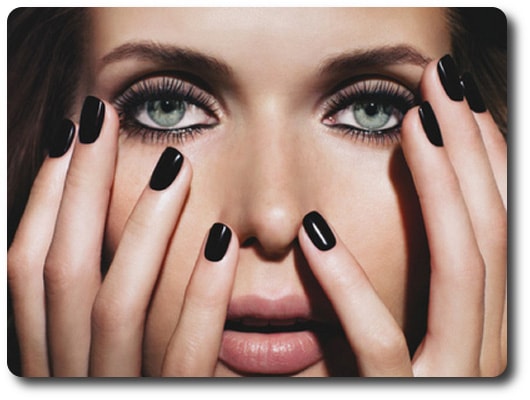 las u&ntilde;as pintadas de negro