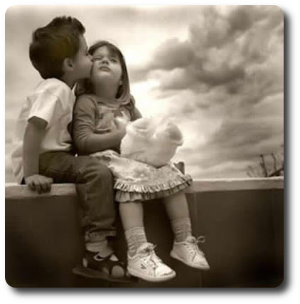 Dos ni&ntilde;os se besan